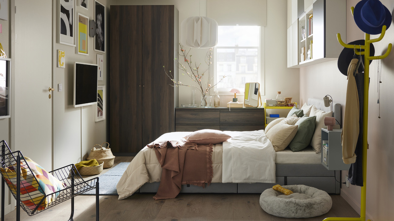 IKEA - Ένα σύγχρονο υπνοδωμάτιο με άνετο κρεβάτι, τηλεόραση και σνακ