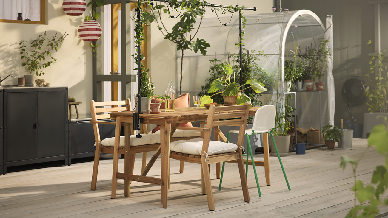 IKEA - A cosy family patio with rustic outdoor décor ideas