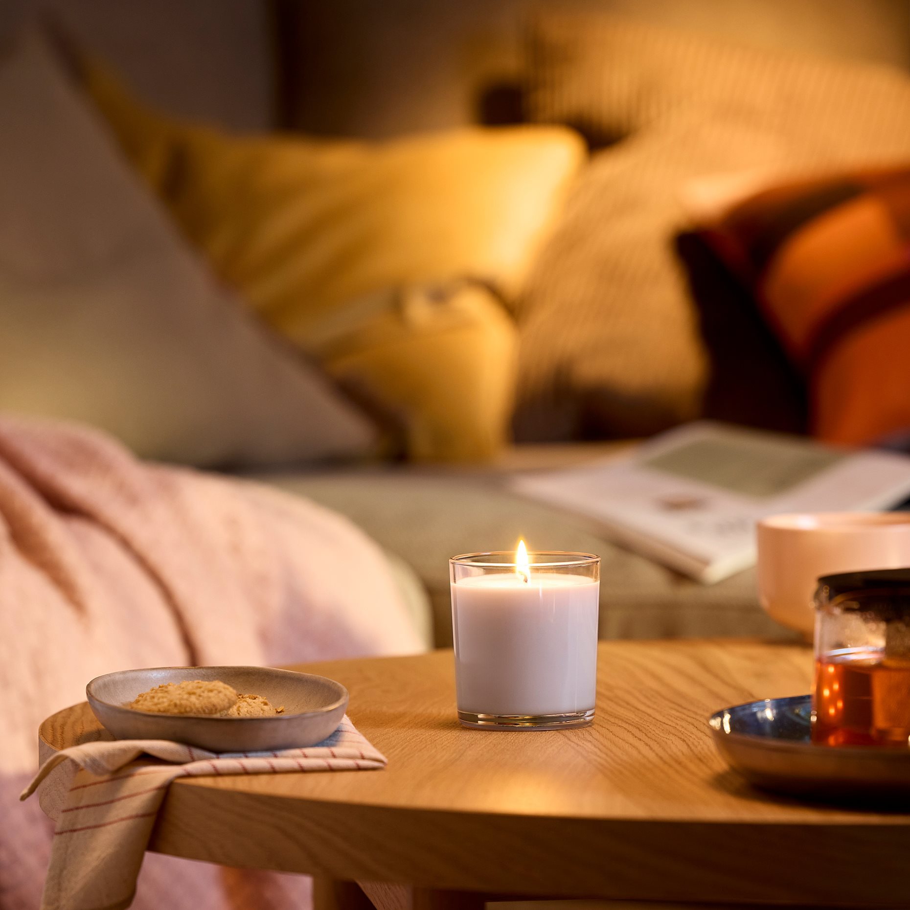 LOTSFÅGEL, scented candle in glass/pink flowers, 40 hr, 006.083.76