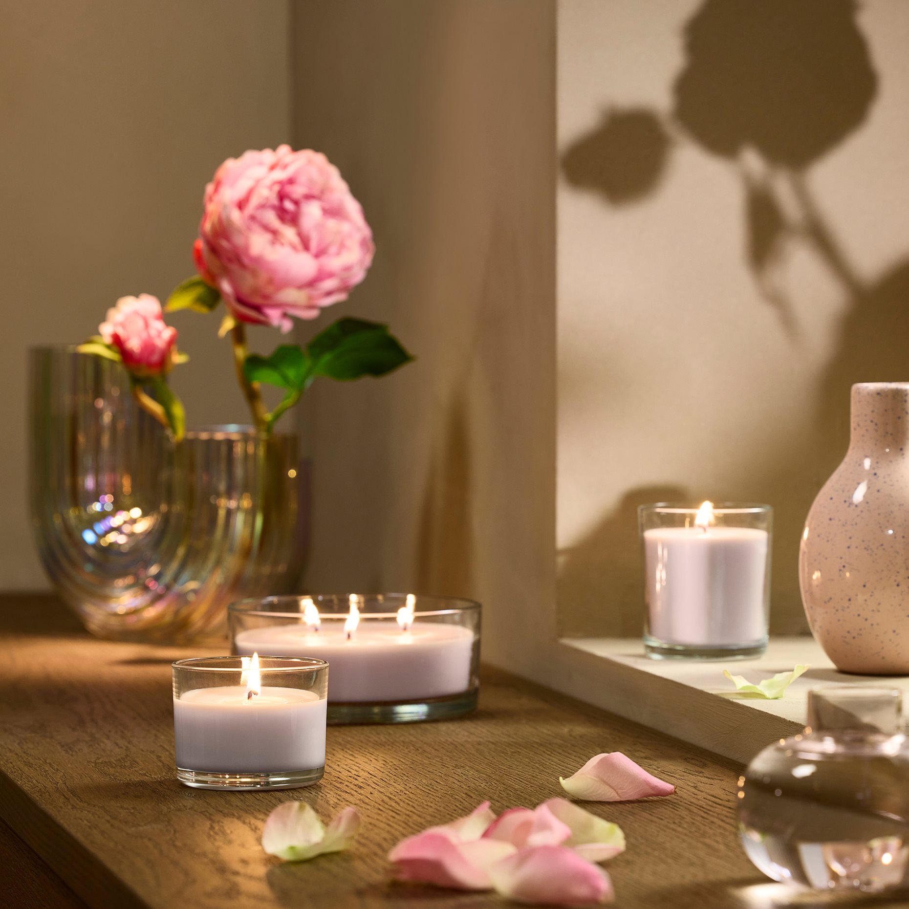 LOTSFÅGEL, scented candle in glass/pink flowers, 20 hr, 006.084.56