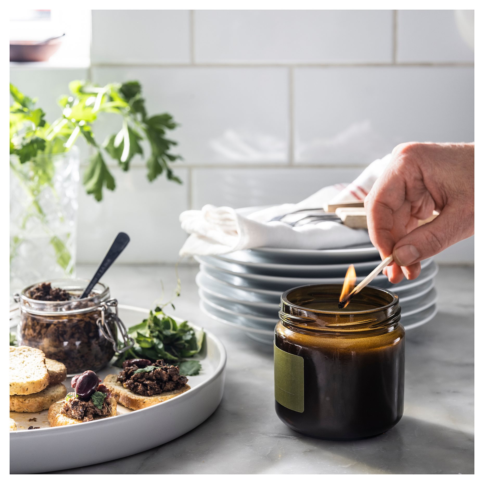 PRAKTRÖNN, αρωματικό κερί σε γυάλινο δοχείο με καπάκι/Ανοιξιάτικα μυρωδικά, 40 hr, 105.388.73