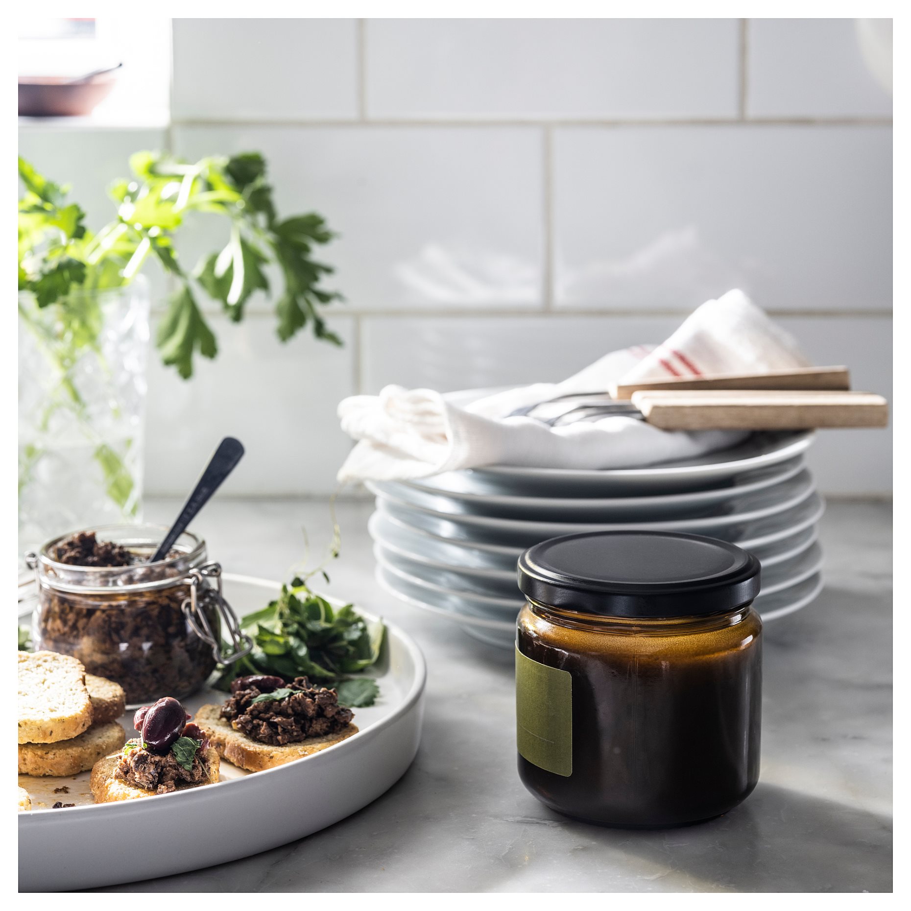 PRAKTRÖNN, αρωματικό κερί σε γυάλινο δοχείο με καπάκι/Ανοιξιάτικα μυρωδικά, 40 hr, 105.388.73