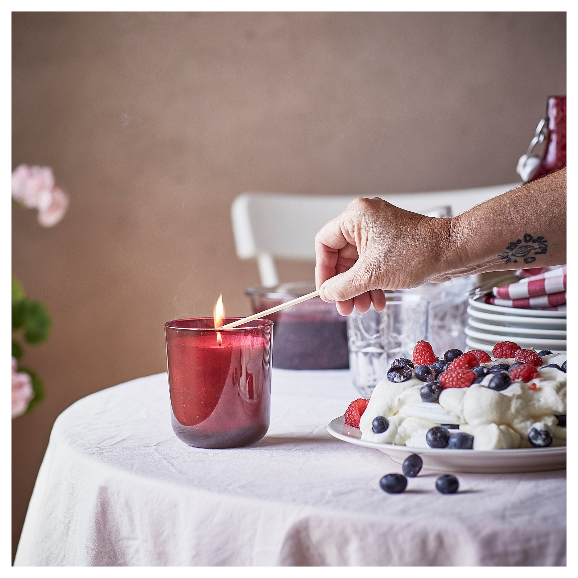 STÖRTSKÖN, scented candle in glass/Berries, 50 hr, 305.021.42