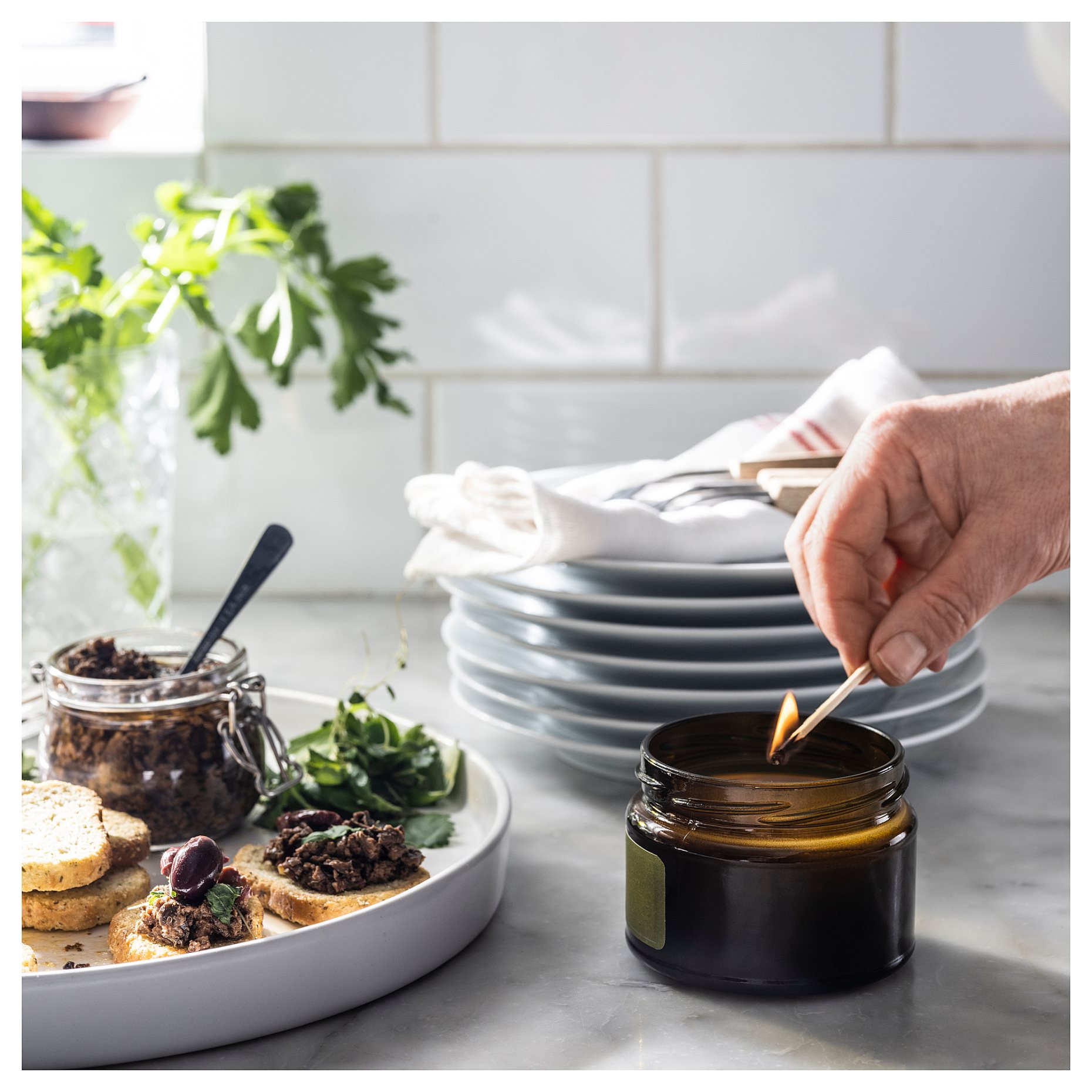 PRAKTRÖNN, αρωματικό κερί σε γυάλινο δοχείο με καπάκι/Ανοιξιάτικα μυρωδικά, 20 hr, 305.388.72