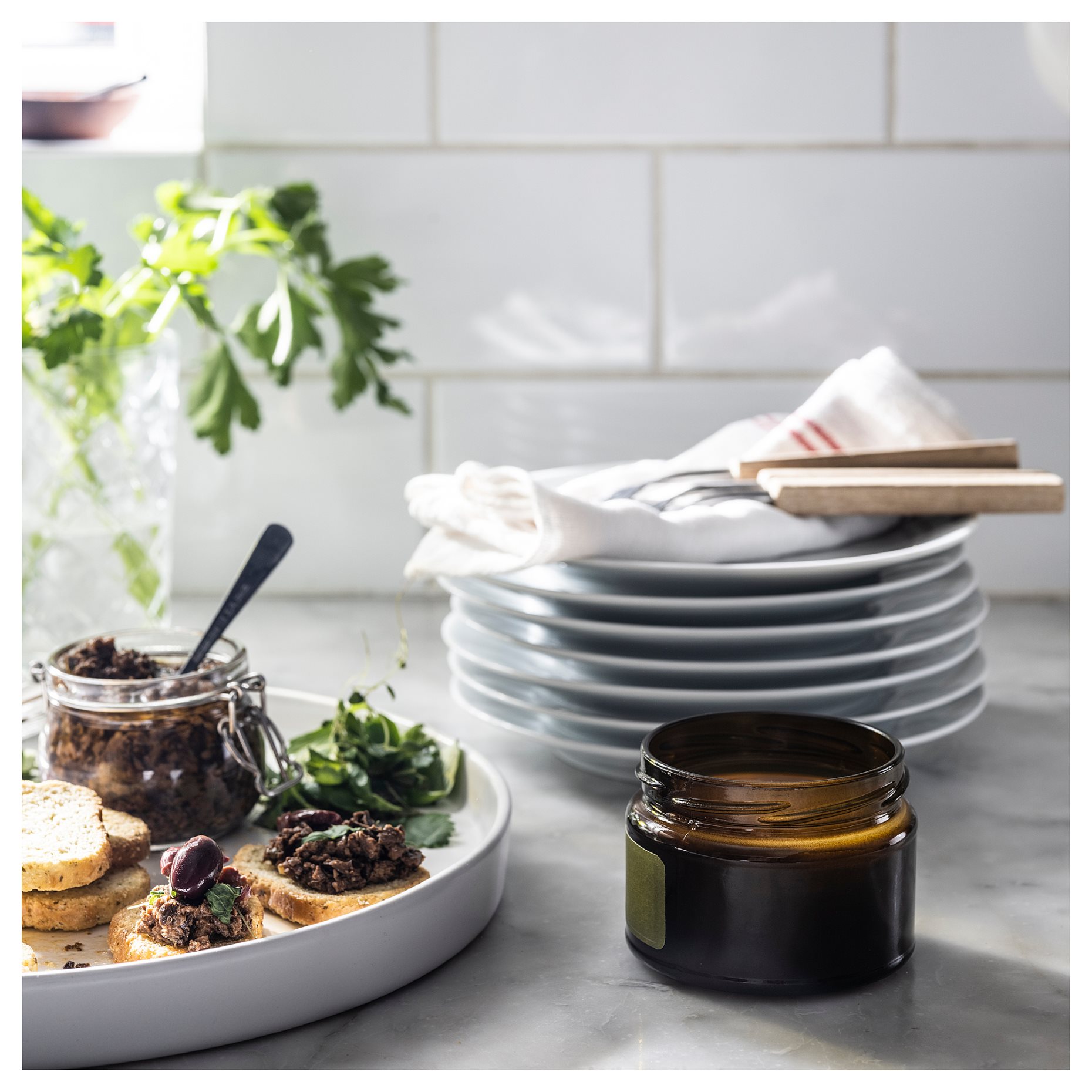 PRAKTRÖNN, αρωματικό κερί σε γυάλινο δοχείο με καπάκι/Ανοιξιάτικα μυρωδικά, 20 hr, 305.388.72