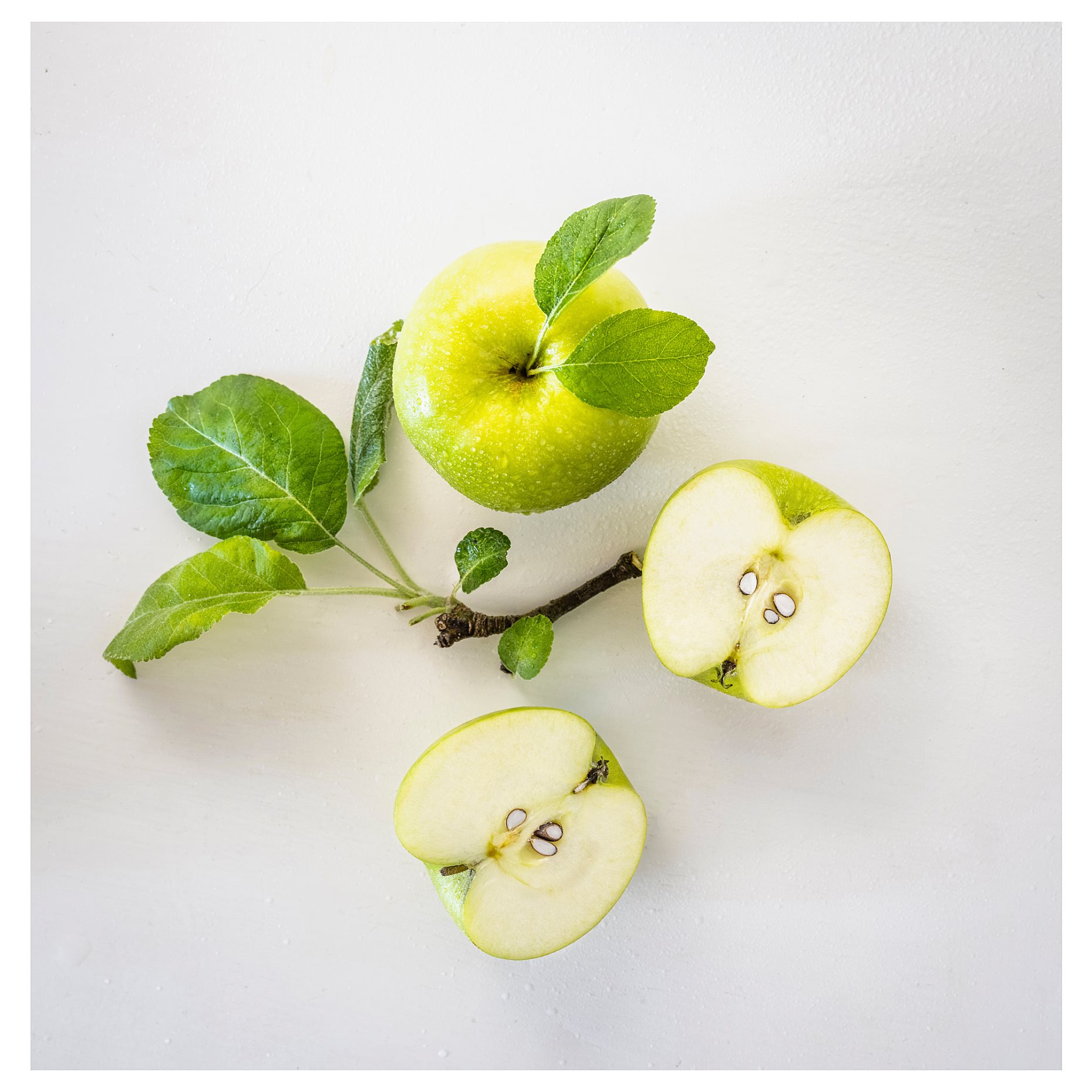 LOVSKOGSLUND, scented candle in glass/apple, 12 hr, 305.941.51