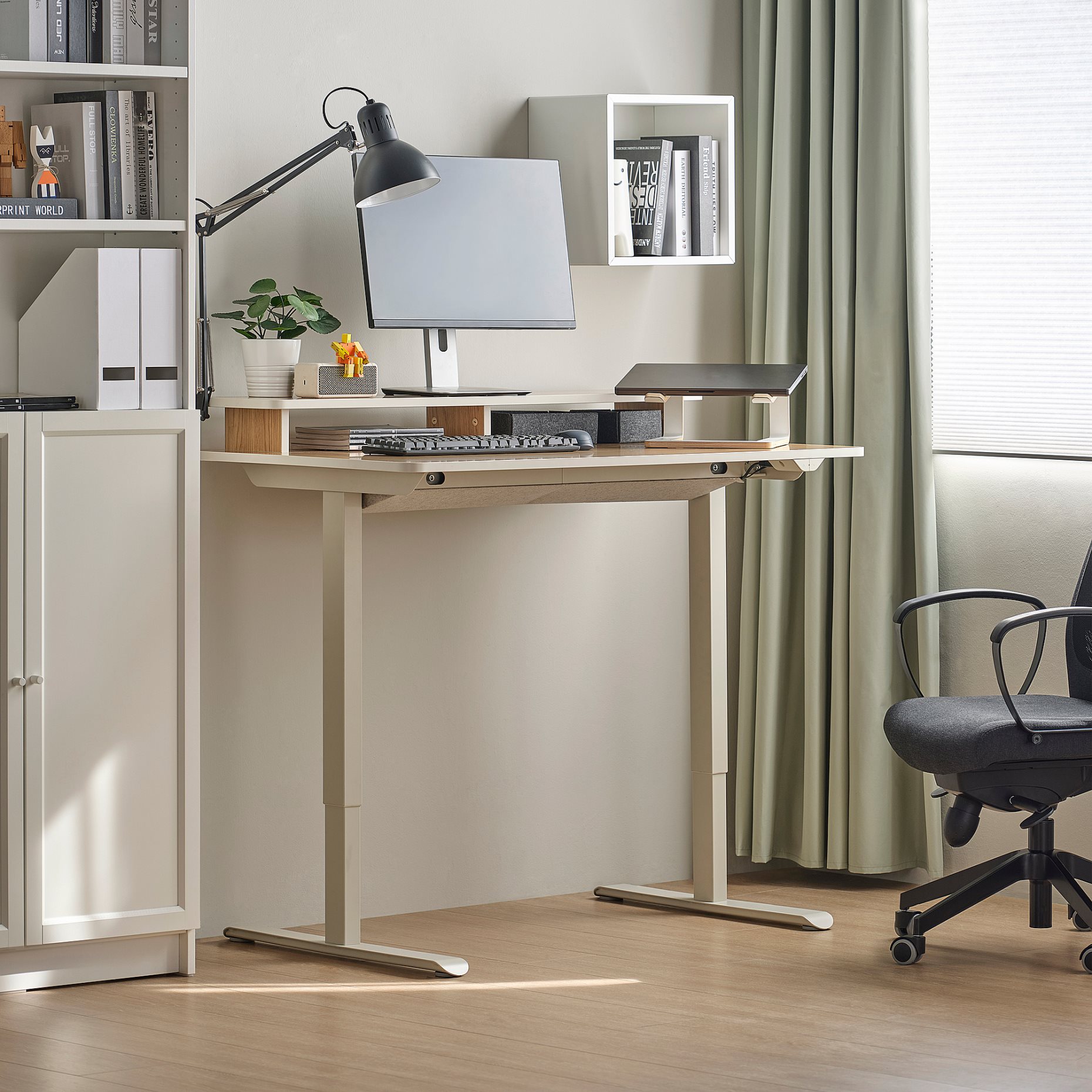 TRAVSPORT/MARK, desk and chair, electric, 996.212.08