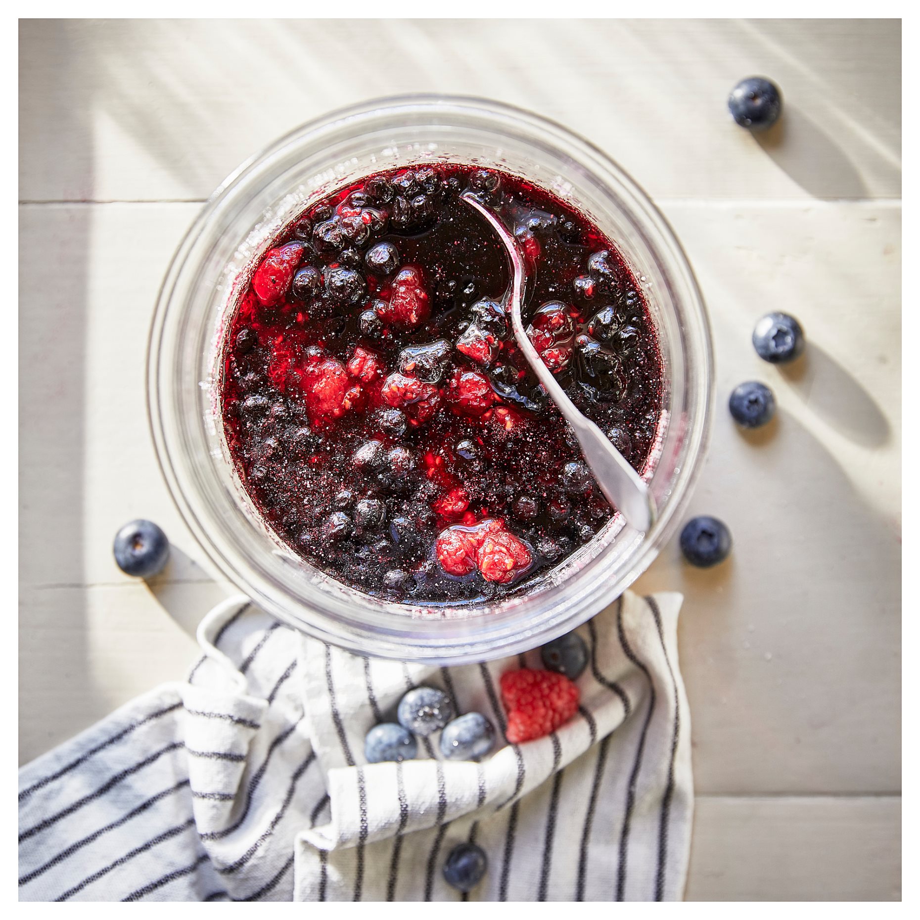 STÖRTSKÖN, scented candle in ceramic jar/Berries, 50 hr, 505.021.98