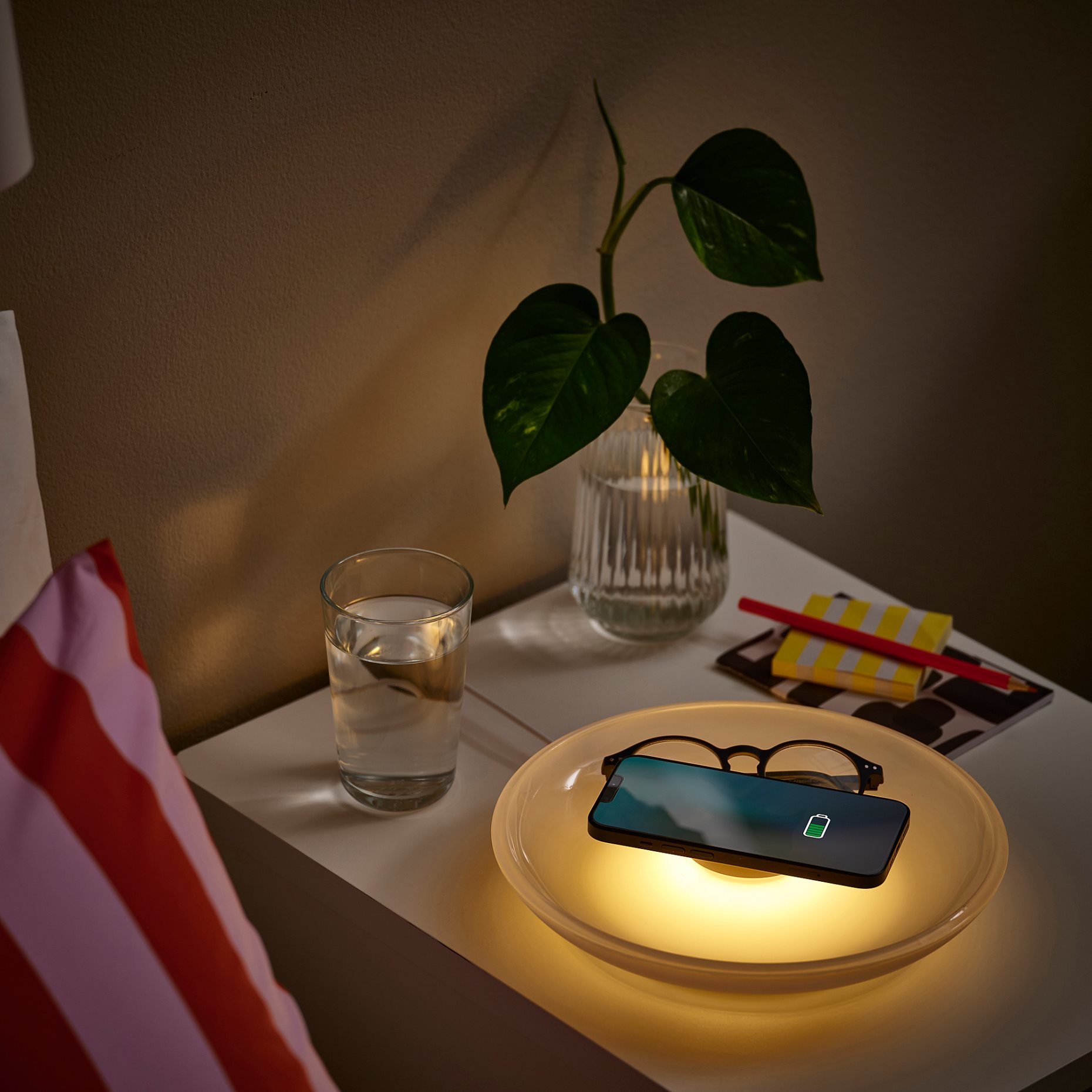 VÄSTMÄRKE, wireless charger with lighting, 505.982.14