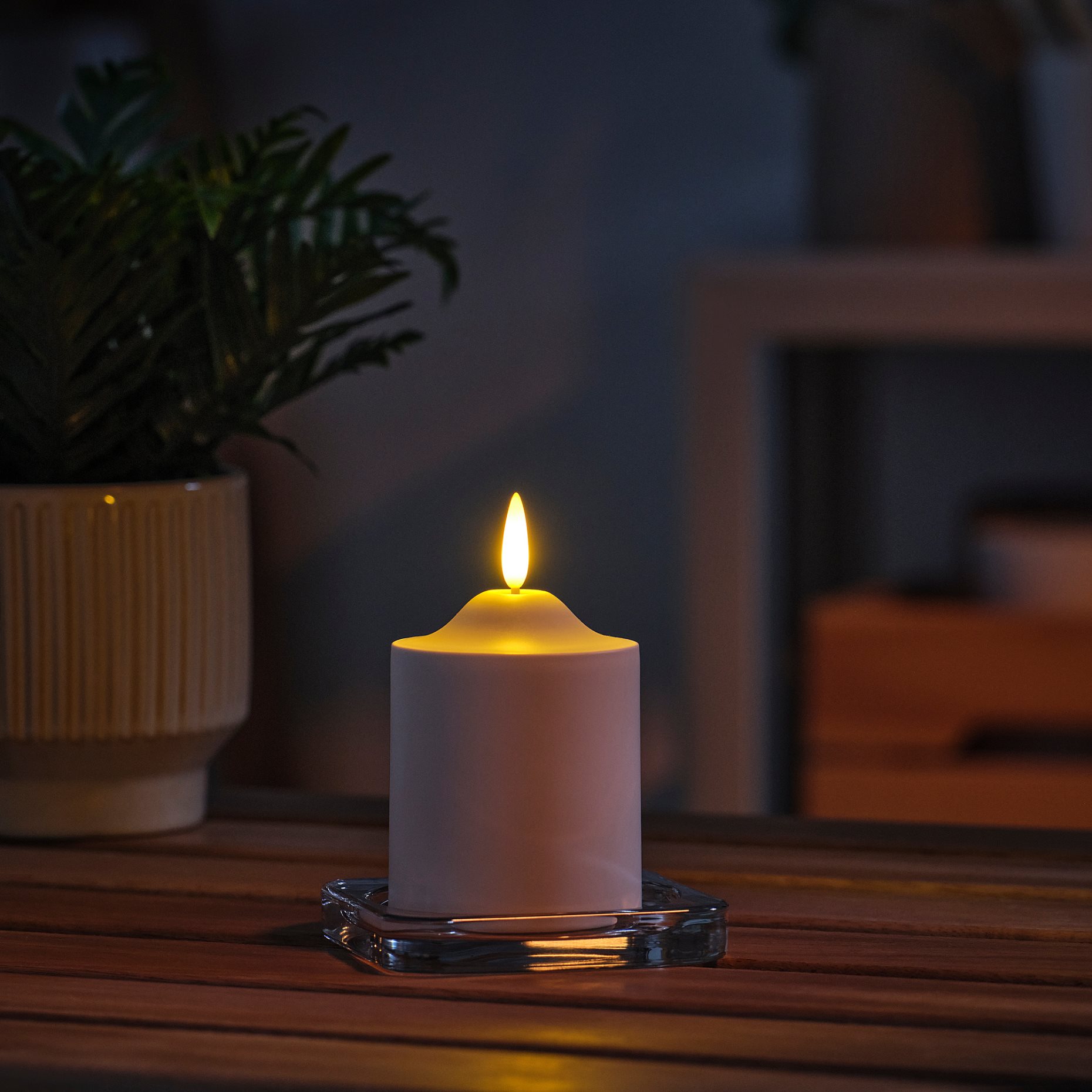 SMÅLOM, κερί στήλης με ενσωματωμένο φωτισμό LED/λειτουργία με μπαταρία, 9 cm, 506.115.93