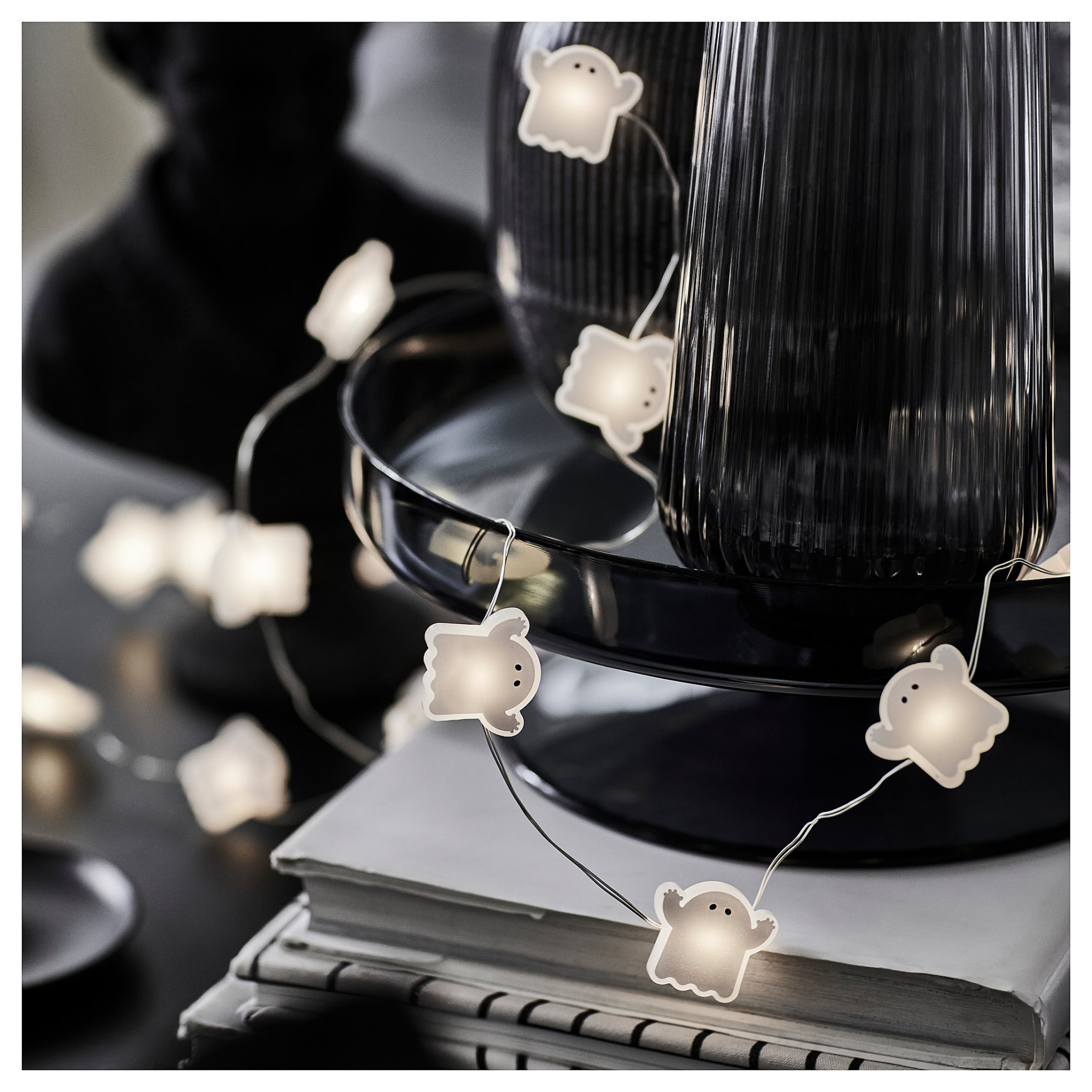 KUSTFYR, γιρλάντα με ενσωματωμένο φωτισμό LED/32 λαμπτήρες/φάντασμα/λειτουργία με μπαταρία εσωτερικού χώρου, 606.054.50