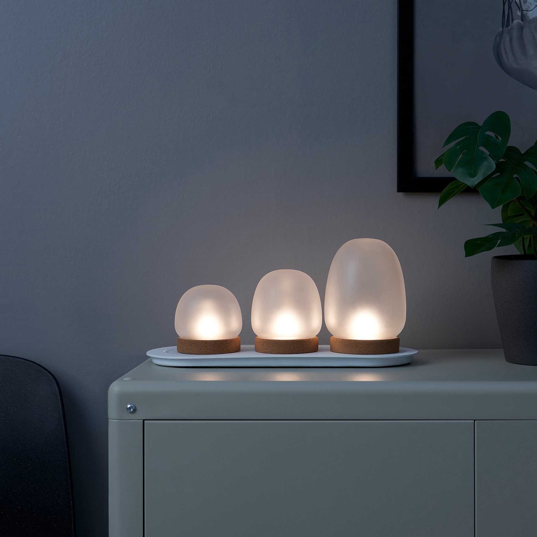 PRAKTSPIREA, 4-piece decoration lighting set with built-in LED light source and charging tray, 805.388.55