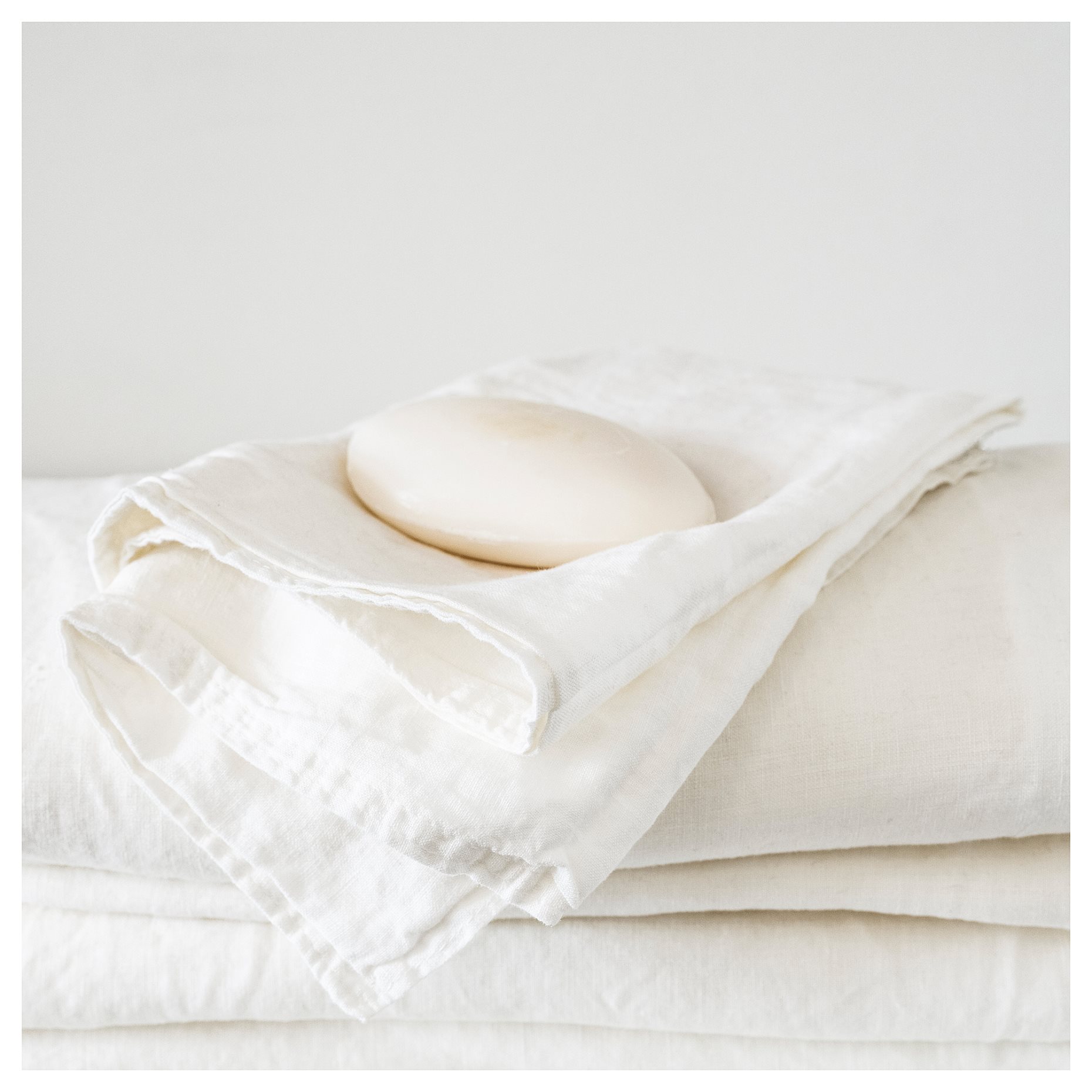 TOFSTÄRNA, scented candle in glass, 2 wicks/Fresh linen, 50 hr, 906.276.67