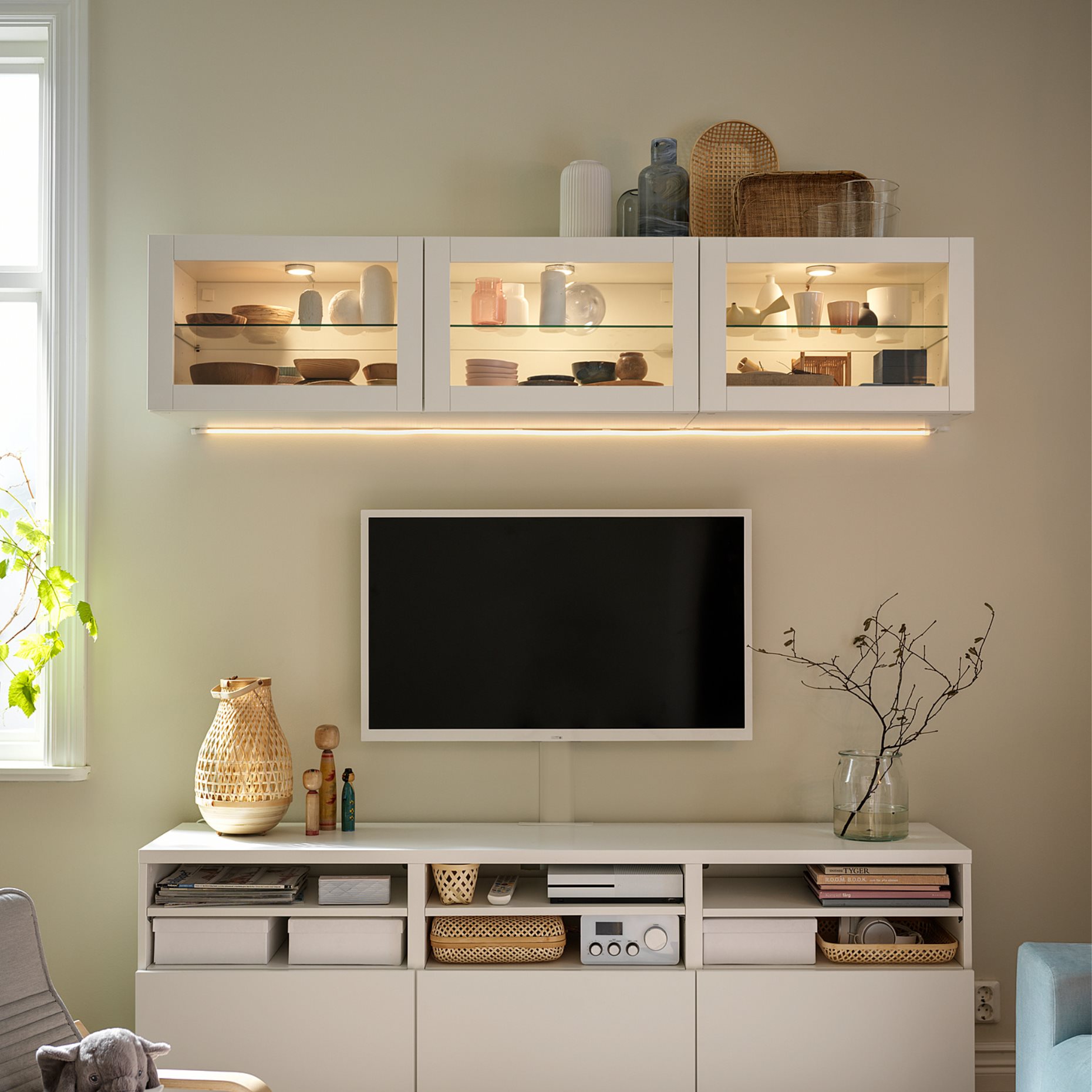 BESTÅ, σύνθεση αποθήκευσης TV/γυάλινες πόρτες/συρτάρια με μαλακό κλείσιμο, 180x42x192 cm, 794.071.91