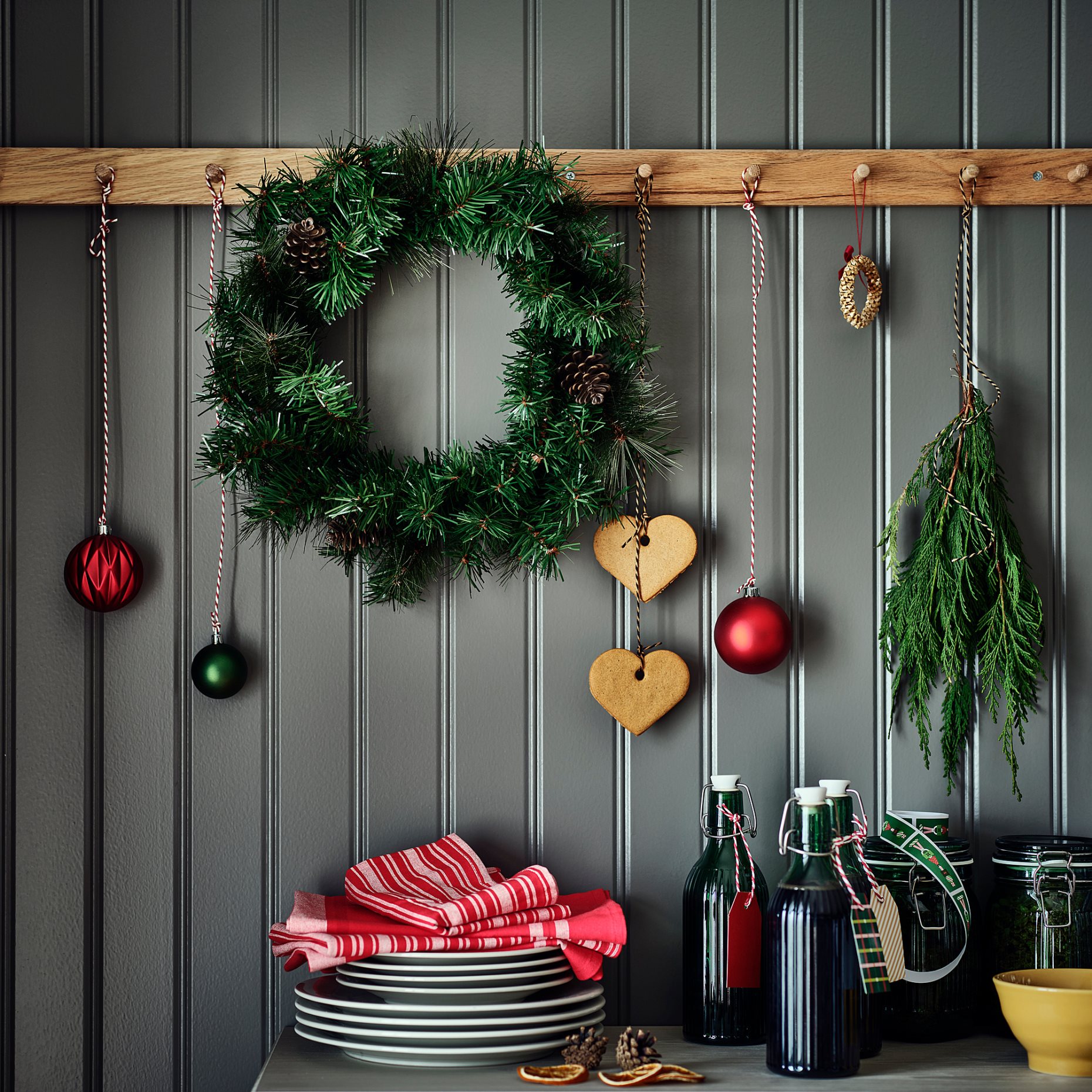 VINTERFINT, artificial wreath In/outdoor pine cone, 45 cm, 506.065.58