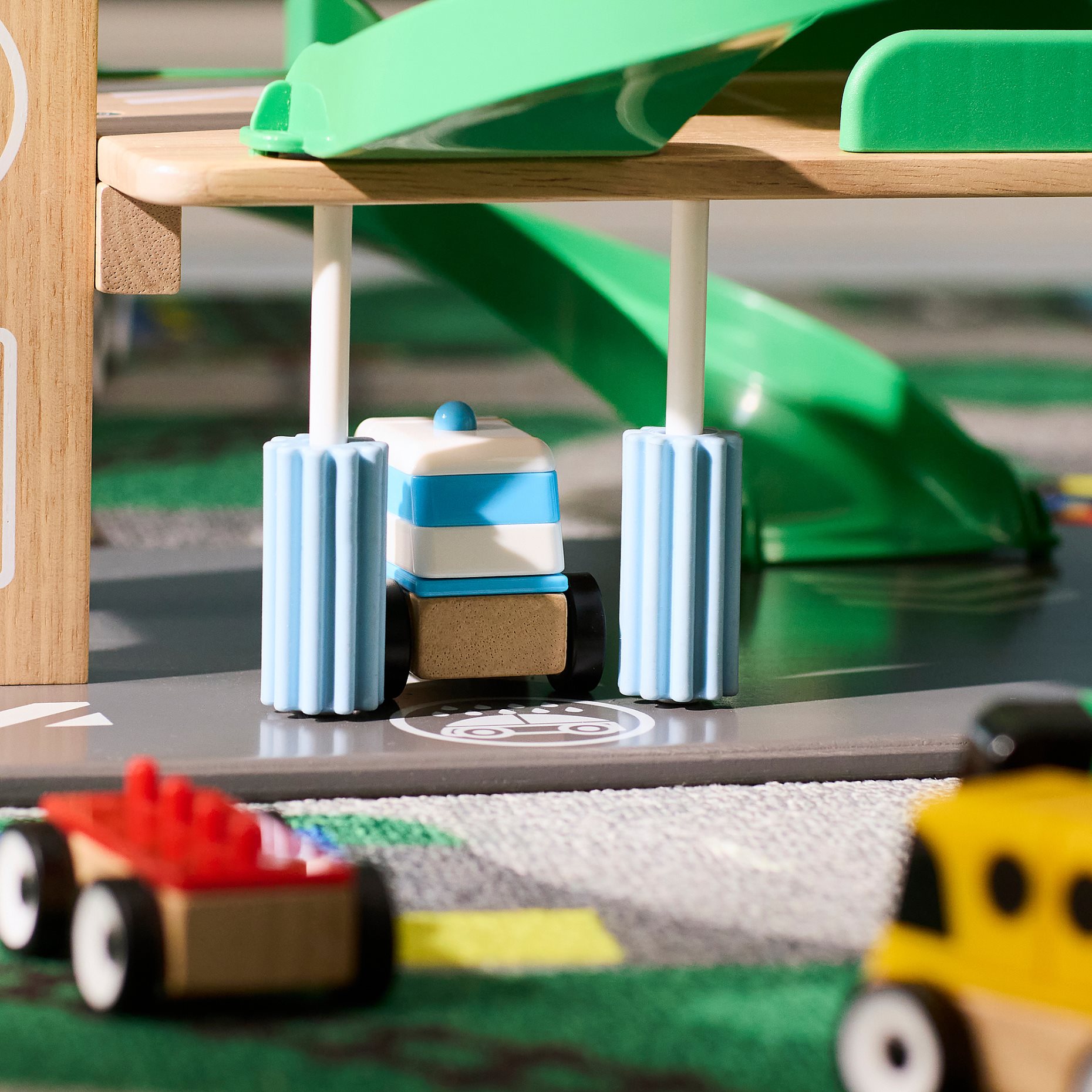 LILLABO, γκαράζ με αυτοκίνητο και ελικδρόμιο, 805.893.50