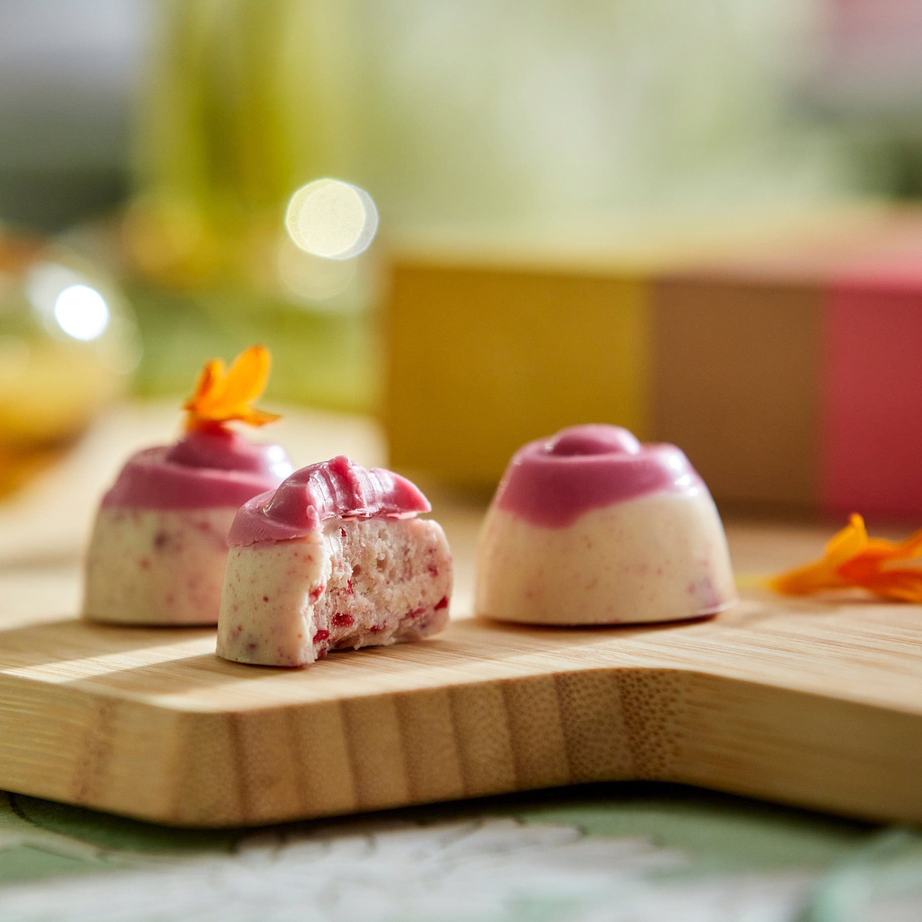 VÅRKÄNSLA, πραλίνες λευκής σοκολάτας με κόκκους ρυζιού και σμέουρα, 90 g, rac, 806.236.98