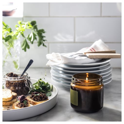 PRAKTRÖNN, αρωματικό κερί σε γυάλινο δοχείο με καπάκι/Ανοιξιάτικα μυρωδικά, 40 hr, 105.388.73