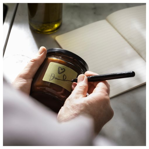 PRAKTRÖNN, αρωματικό κερί σε γυάλινο δοχείο με καπάκι/Ανοιξιάτικα μυρωδικά, 40 hr, 105.388.73