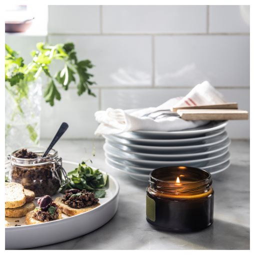 PRAKTRÖNN, αρωματικό κερί σε γυάλινο δοχείο με καπάκι/Ανοιξιάτικα μυρωδικά, 20 hr, 305.388.72