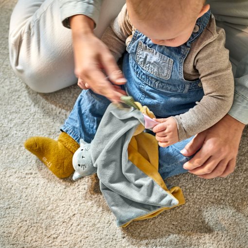 GULDVÄVARE, comfort blanket with soft toy, 205.736.58