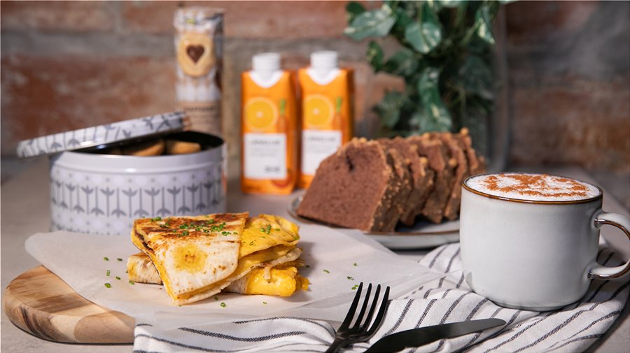 Omelette sandwich with GRADDAT soft thin flatbread and bacon