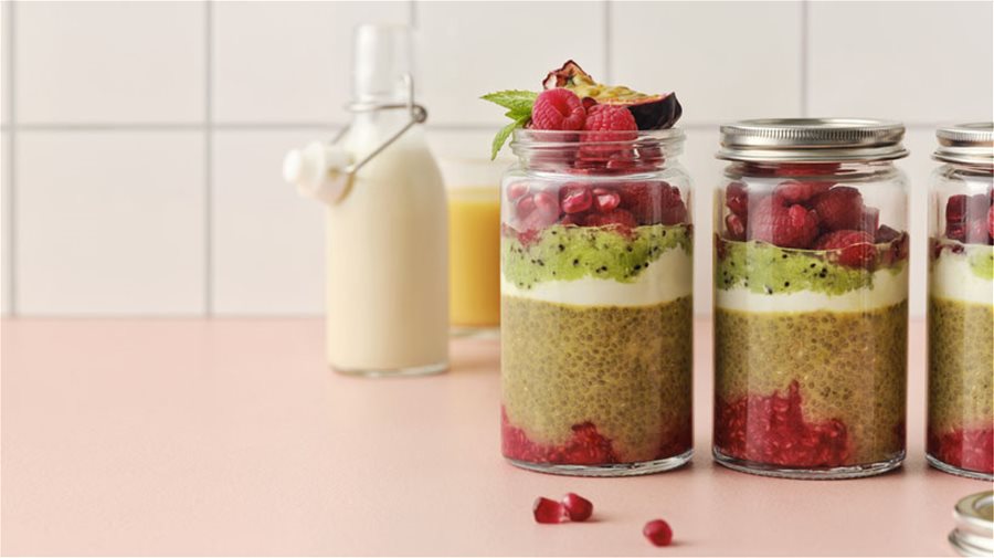 Chia pudding with smoothie & oat drink