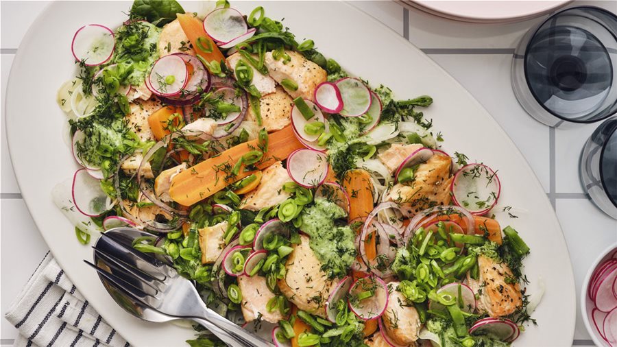 Σαλάτα με σολομό, λαχανικά και σάλτσα σκόρδου