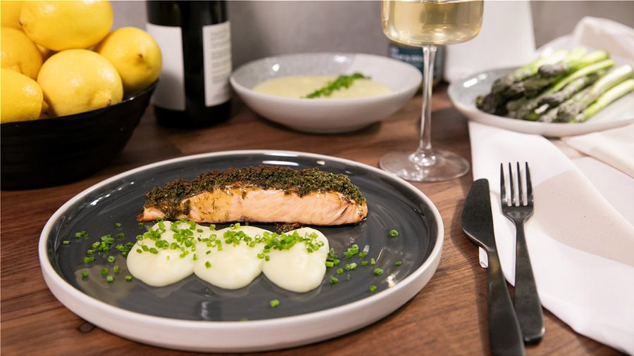 SJÖRAPPORT salmon fillet with herb crust and ALLEMANSRATTEN mashed potatoes