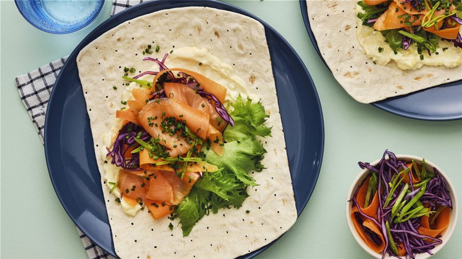 Flatbread with salmon, egg & mayonnaise