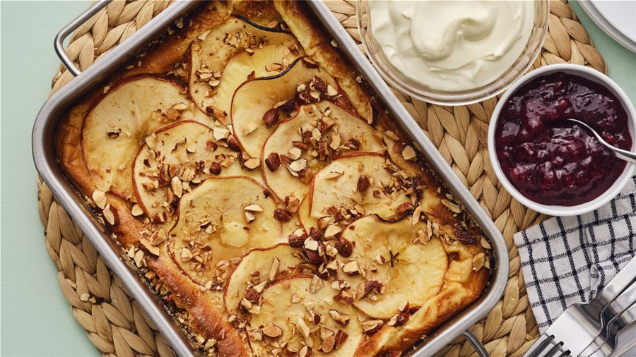 Oven pancake with apples & almonds