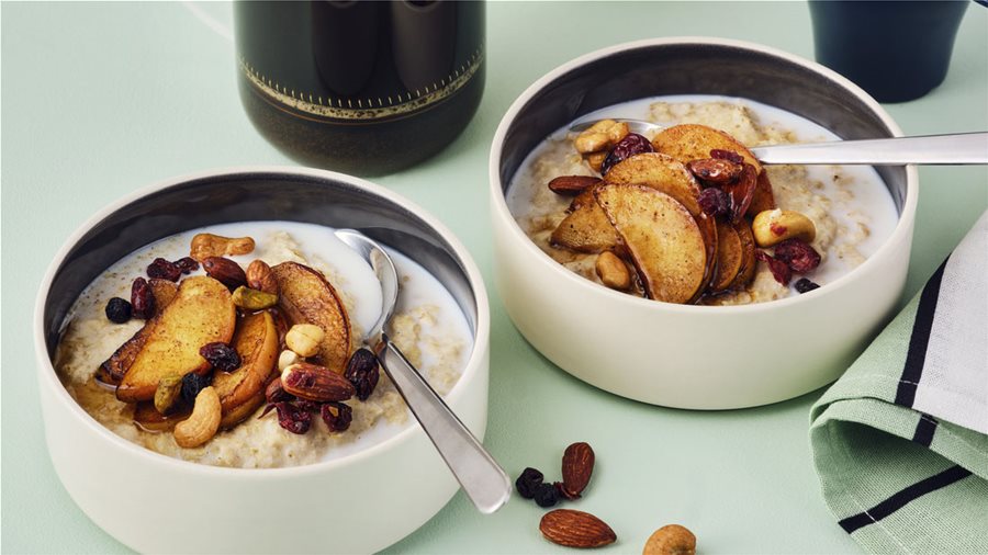 Porridge with cinnamon-fried apples