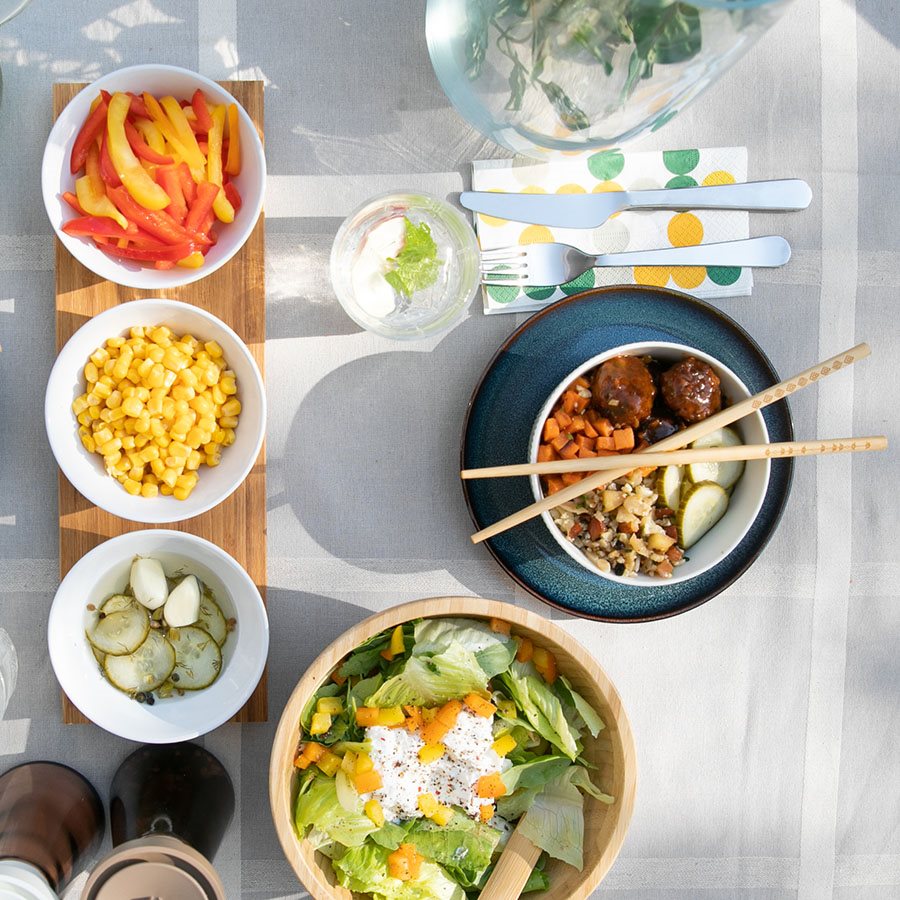 Poke bowl with HUVUDROLL plant balls, sweet potato, cauliflower bulgur and pickled cucumber