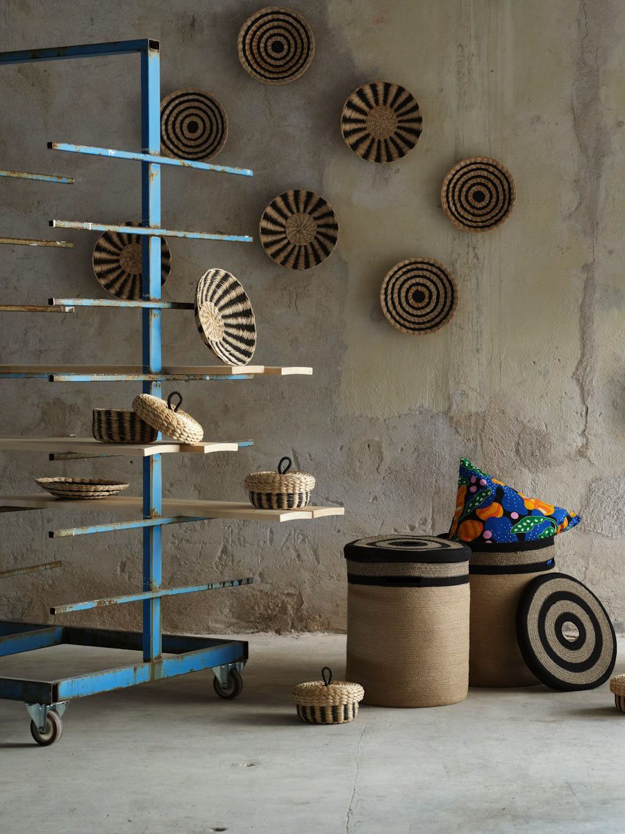 Φέρτε τη φύση στο σπίτι σας με ένα καπέλο φωτιστικού από φύλλα μπανανιάς